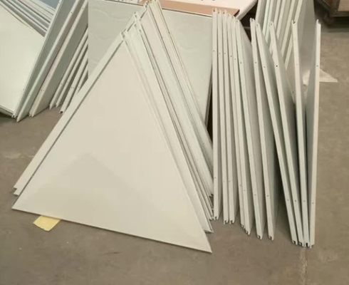 ฝ้าเพดานอลูมิเนียมรูปสามเหลี่ยมสำหรับตกแต่งผนังศูนย์การประชุม